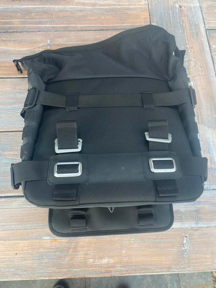 Splinternieuwe Triumph Speed Twin 900 RHS Rugged Pannier Kit, Motoren, Accessoires | Koffers en Tassen, Zo goed als nieuw, Ophalen of Verzenden