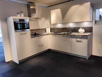 complete hoekkeuken beschikbaar voor biedingen