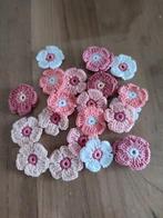 24 gehaakte bloemetjes van katoen in zacht roze tinten, Ophalen of Verzenden, Nieuw, Haken, Overige typen