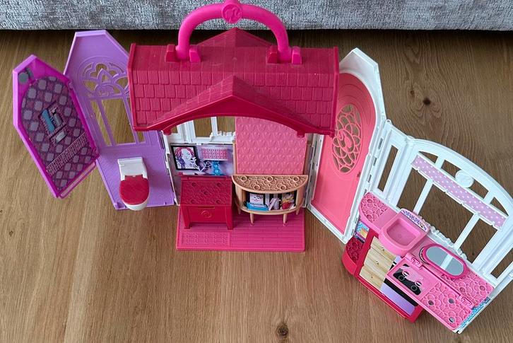 Barbies vakantie huis, Kinderen en Baby's, Speelgoed | Poppenhuizen, Zo goed als nieuw, Poppenhuis, Ophalen of Verzenden