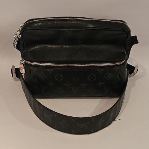 Louis Vuitton Outdoor Bag Mono 2020, Sieraden, Tassen en Uiterlijk, Tassen | Schoudertassen, Gebruikt