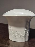 Vaasje van biscuitporselein wit KPM bavaria wit, Wit, Aardewerk of Porselein, Ophalen of Verzenden, Zo goed als nieuw