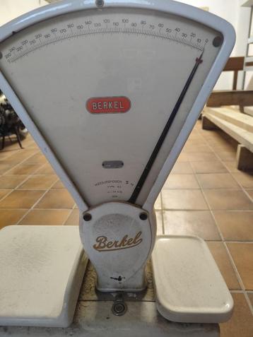 vintage witte emaille balansweegschaal Berkel 1954 beschikbaar voor biedingen