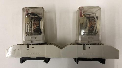 7 Insteek relais 11 polige Kuhnke UF3 relais 24 en 220 volt, Hobby en Vrije tijd, Elektronica-componenten, Zo goed als nieuw, Ophalen of Verzenden