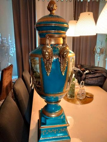 Decoratieve Vintage Vaas met Deksel beschikbaar voor biedingen