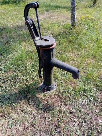 Leuke oude waterpomp beschikbaar voor biedingen