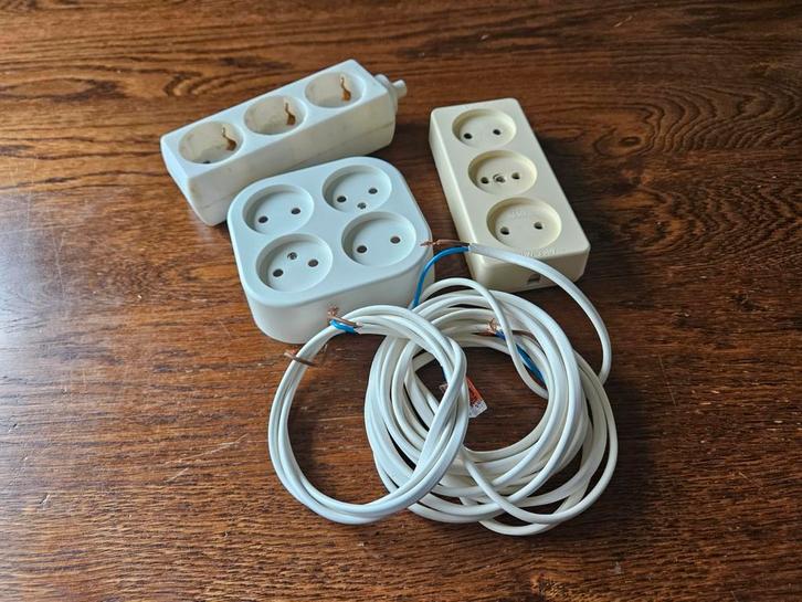 Drie Elektrische niet Geaarde Stekkerdozen + Twee Elektrisch, Doe-het-zelf en Verbouw, Elektra en Kabels, Gebruikt, Ophalen of Verzenden