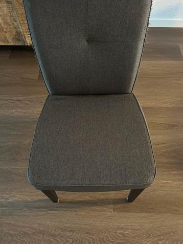 Eetkamerstoelen (zware gebruikssporen) beschikbaar voor biedingen