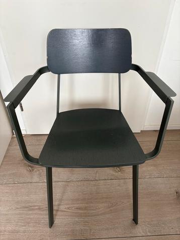 Mooie groene stoel met armleuningen beschikbaar voor biedingen