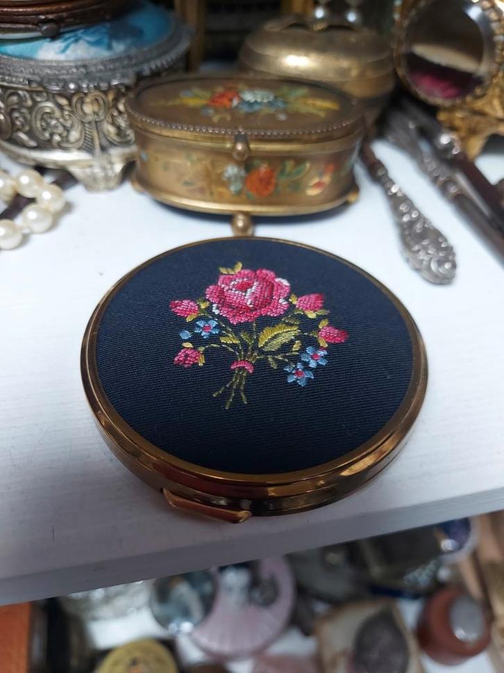 Prachtige Brocante lege poederdoos met borduur Petit-Point, Antiek en Kunst, Curiosa en Brocante, Ophalen of Verzenden