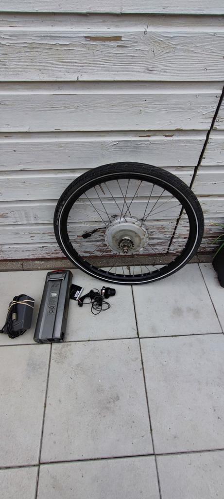 Display, houder, bedining accu, lader, achterwiel met motor, Fietsen en Brommers, Fietsaccessoires | Fietscomputers, Zo goed als nieuw