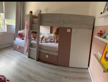 Stapelbed met kast en lades beschikbaar voor biedingen