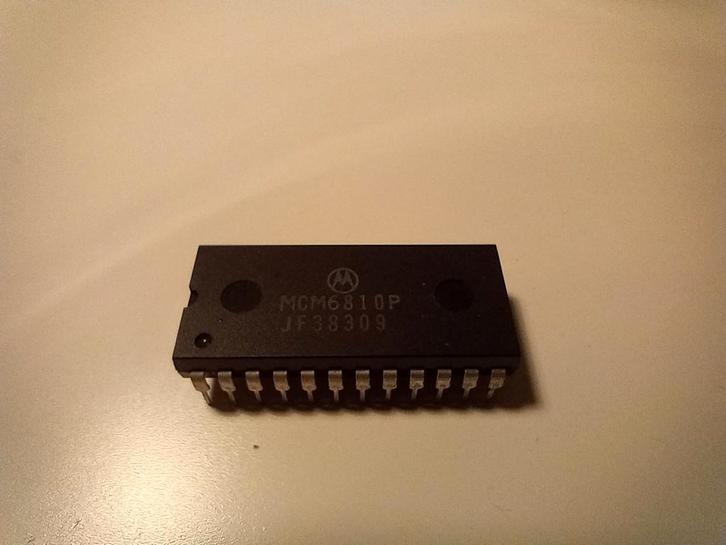 Vintage chips - Intel P8048H, Intel P8245, Motorola MCM6810P, Computers en Software, Vintage Computers, Ophalen