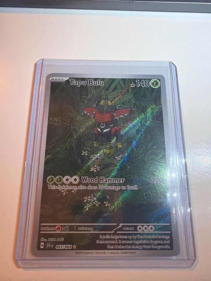 Tapu Bulu - 065/064 Shrouded Fable Pokémonkaart, Hobby en Vrije tijd, Verzamelkaartspellen | Pokémon, Zo goed als nieuw, Losse kaart