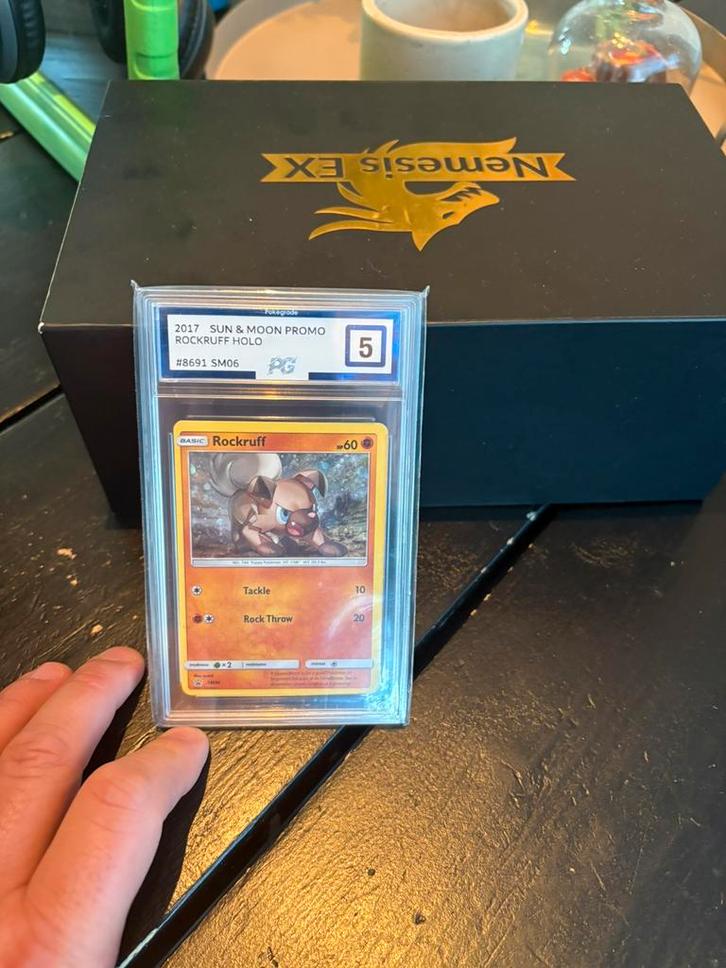 Rockruff graded, Hobby en Vrije tijd, Verzamelkaartspellen | Pokémon, Zo goed als nieuw, Meerdere kaarten, Foil, Ophalen of Verzenden