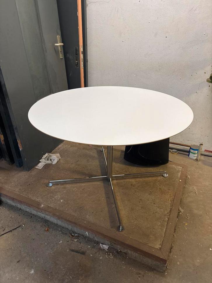 Witte ovale tafel met metalen onderstel Fritz Hansen, Huis en Inrichting, Tafels | Eettafels, Gebruikt, 150 tot 200 cm, 100 tot 150 cm