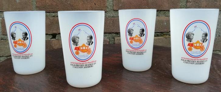 Huwelijk Claus & Beatrix. 4 wit glas glazen. 1966., Verzamelen, Koninklijk Huis en Royalty, Zo goed als nieuw, Servies, Nederland