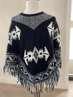LA PETITE PARISIENNE poncho met mouw ZGAN maat 140 / 146 ZZ, Meisje, Trui of Vest, Ophalen of Verzenden, Zo goed als nieuw