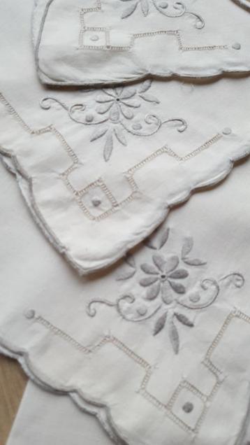 servetten / kleedjes Zwitsers borduurwerk 42 x 41 cm. beschikbaar voor biedingen