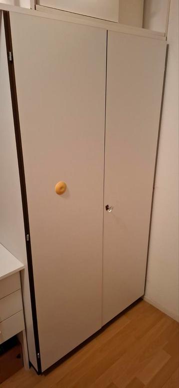 Witte kledingkast met deuren beschikbaar voor biedingen