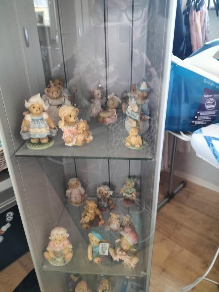 Cherished Teddies Beeldjes in op maat gemaakte glazen kast, Verzamelen, Ophalen, Zo goed als nieuw, Beeldje, Cherished Teddies