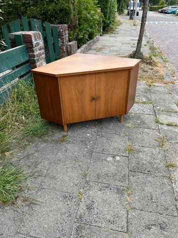 Vintage hoek kast beschikbaar voor biedingen