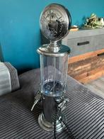 Benzinepomp om drank in te doen., Ophalen