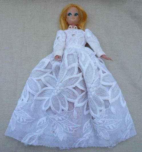 Oud Barbie achtig blond popje met zelfgemaakte jurk, Verzamelen, Poppen, Gebruikt, Pop, Ophalen of Verzenden