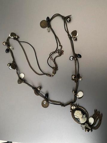 Leuke rijk versierde ketting met camee beschikbaar voor biedingen