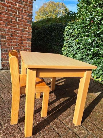 Schooltafeltje plus stoel beschikbaar voor biedingen