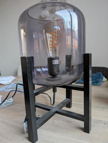 Glazen tafellamp met houten voet beschikbaar voor biedingen