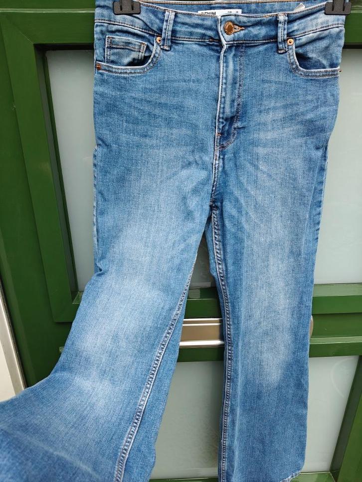 Flared Bershka maat XS/S, Kleding | Dames, Spijkerbroeken en Jeans, Gedragen, W27 (confectie 34) of kleiner, Blauw, Ophalen of Verzenden