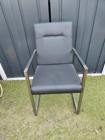 Leuke stoel beschikbaar voor biedingen