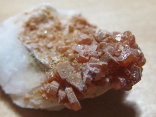 min. 3x edelsteenkluster VANADENIET OP BARIET (4), Verzamelen, Mineralen en Fossielen, Mineraal, Verzenden