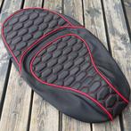 Zadelhoes Vespa Sprint Primavera dubbel rs rood custom, Info@jynkx.com, Jynkx, Nieuw, Ophalen of Verzenden