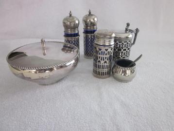 6 Verzilverde items met blauw glas o.a. peper en zout vaatje beschikbaar voor biedingen