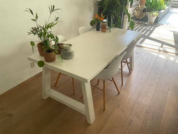 Tafel met 4 stoelen