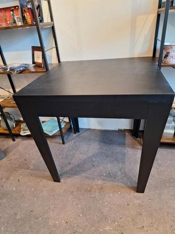 Tafel zwart geschilderd met metalen bovenblad  beschikbaar voor biedingen