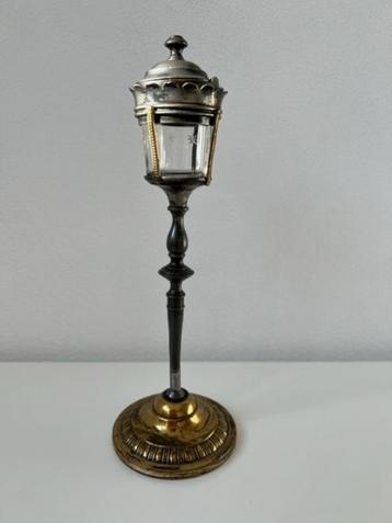 Antieke inktpot in hoog model, 23 cm hoog. Messing en tin beschikbaar voor biedingen