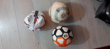 Drie voetballen, Nike, Penn en FC Valencia. beschikbaar voor biedingen