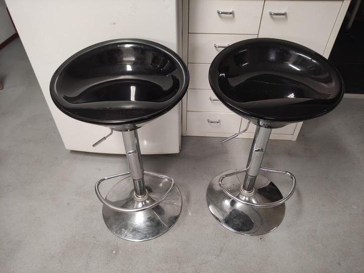 2 verstelbare barkrukken hoogglans zwart / chrome, Huis en Inrichting, Barkrukken, Gebruikt, 60 tot 90 cm, Kunststof, Metaal, 1 kruk
