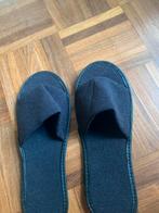 Nieuwe witte /zwarte badstof slippers mt 41pr. Per stuk, Ophalen of Verzenden, Nieuw, Wit