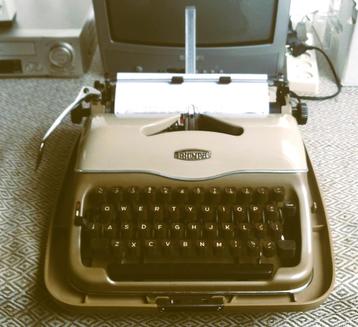 Vintage Antieke Triumph Norm kofferschrijfmachine uit 1955 beschikbaar voor biedingen