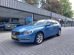 Volvo V60 1.6 T3 Momentum Dealer oh Regensensor Telefoon Nav, 4 cilinders, 150 pk, Blauw, Leder en Stof