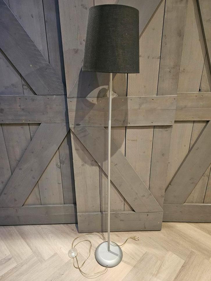 Gratis stijlvolle staande lamp met grijze kap, Huis en Inrichting, Lampen | Vloerlampen, Gebruikt, 100 tot 150 cm, Metaal, Stof