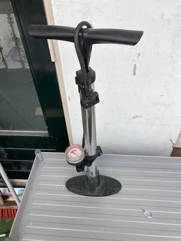 Fietspomp met drukmeter beschikbaar voor biedingen