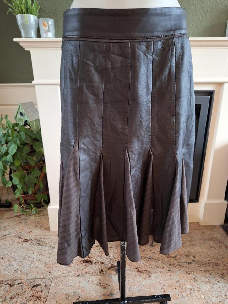 Arma lederen plooi rok bruin mt 40 M rund leer, Kleding | Dames, Rokken, Zo goed als nieuw, Maat 38/40 (M), Bruin, Knielengte