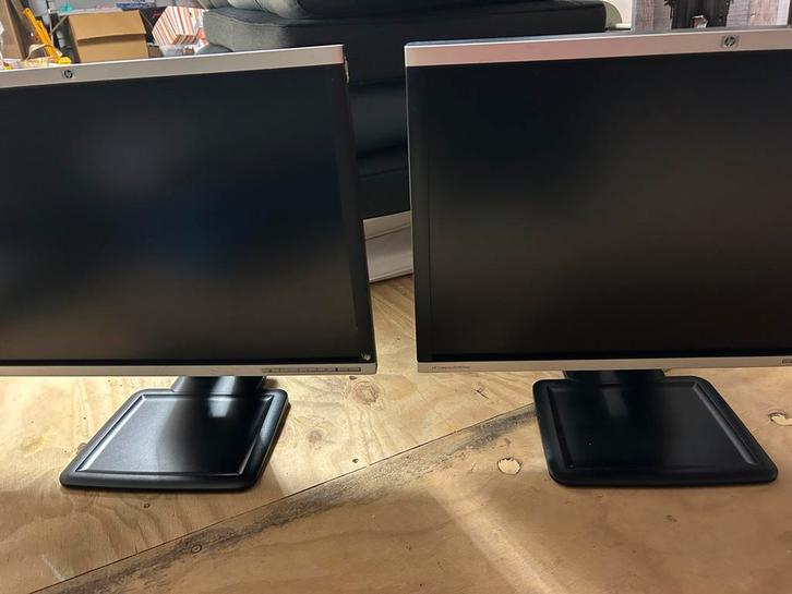 2x 17 inch HP Monitoren met voet en kabels, Computers en Software, Monitoren, Gebruikt, 60 Hz of minder, VGA, Gaming, In hoogte verstelbaar