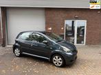 Toyota Aygo 1.0-12V AUTOMAAT|AIRCO|NIEUWE APK, Auto's, Toyota, Euro 5, Gebruikt, Zwart, 4 stoelen