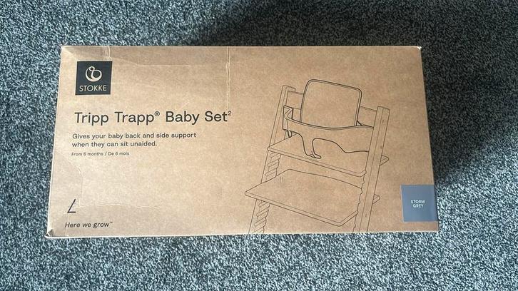 Stokke Tripp Trapp babyset grijs (nieuw in doos), Kinderen en Baby's, Kinderstoelen, Nieuw, Meegroeistoel, Ophalen of Verzenden
